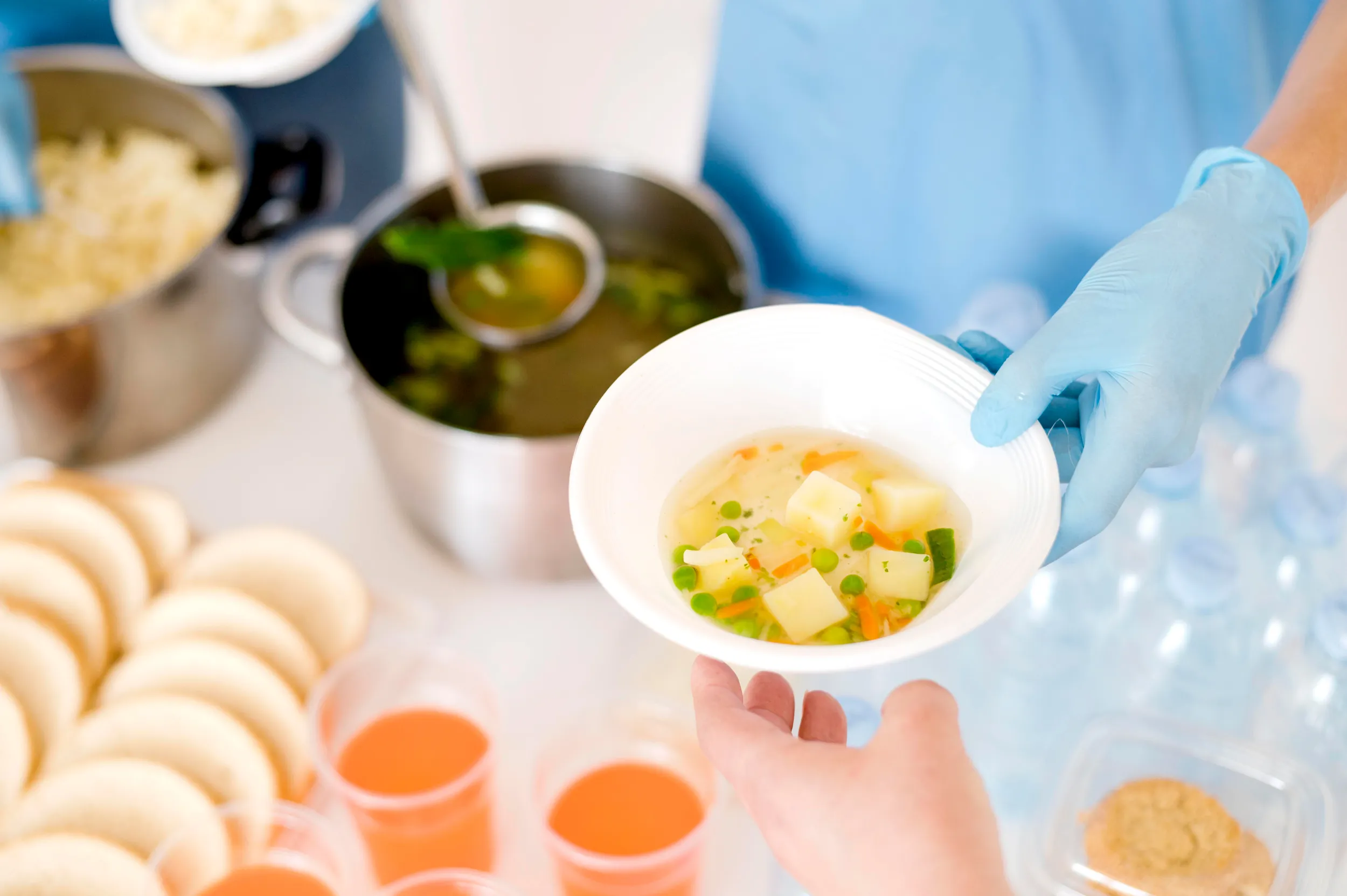 Le chariot multifonction Neop meal® assure les différentes prestations alimentaires de la journée, servies en chambre, en salle à manger ou en UVP.